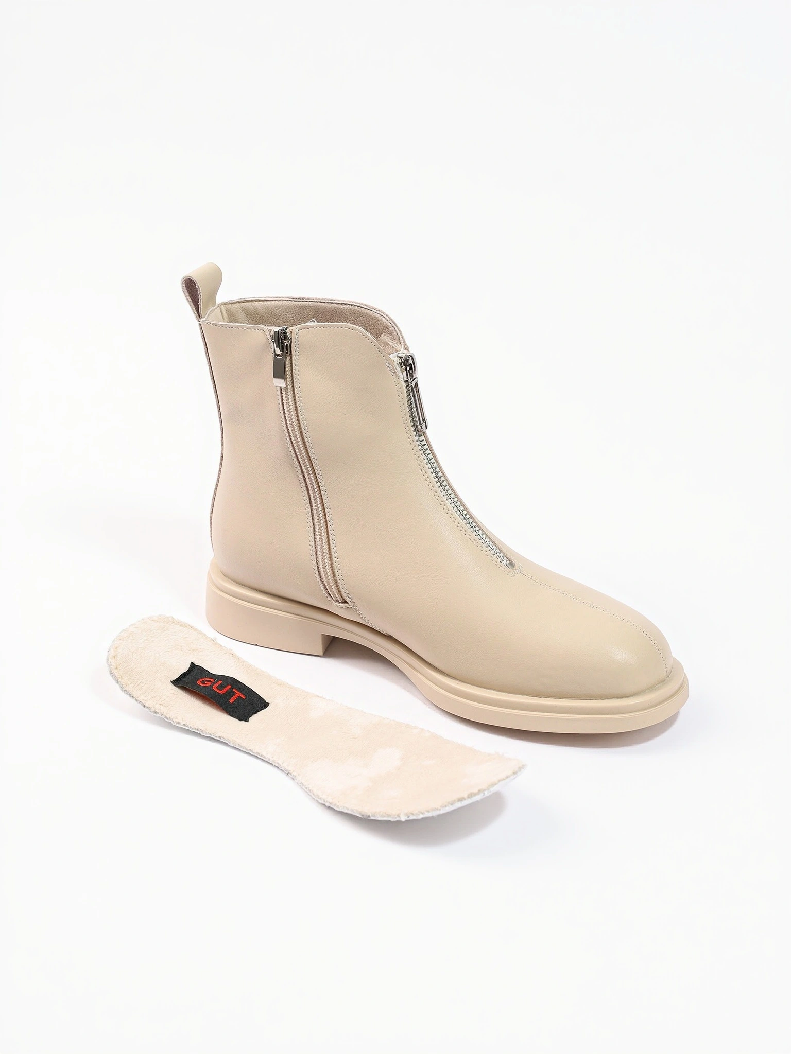 Ботинки светло-бежевого цвета с декоративным замком